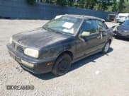 ✅ 1998 Volkswagen Cabriolet • VIN: 3VWAA81E0WM809480 • Lot: 42908436. Wystawiony na IAAI z przebiegiem 143 929 mil. Bezpłatny archiwum sprzedaży aukcyjnych z USA i szczegółowy raport historii pojazdu na DreamBid. Zdjęcie 2.