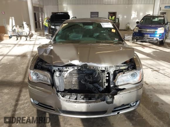 ✅ 2014 Chrysler 300 C • VIN: 2C3CCAKG6EH273214 • Lot: 41656641. Wystawiony na IAAI z przebiegiem 211 121 mil. Bezpłatny archiwum sprzedaży aukcyjnych z USA i szczegółowy raport historii pojazdu na DreamBid. Zdjęcie 11.