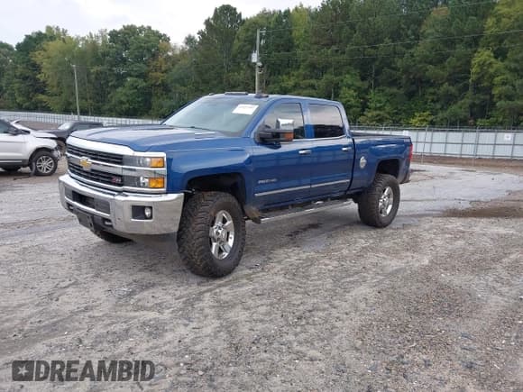 ✅ 2015 Chevrolet Silverado 2500HD LTZ • VIN: 1GC1KWE84FF545303 • Lot: 43327592. Wystawiony na IAAI z przebiegiem 148 742 mil. Bezpłatny archiwum sprzedaży aukcyjnych z USA i szczegółowy raport historii pojazdu na DreamBid. Zdjęcie 18.