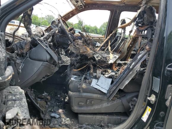 ✅ 2019 GMC Sierra 3500HD Denali • VIN: 1GT42WEY3KF149547 • Лот: 59191335. Опубликован ранее на Copart с пробегом Не указан. Бесплатный доступ к архиву аукционных продаж из США и подробный отчёт об истории автомобиля на DreamBid. Изображение 7.