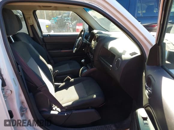 ✅ 2013 Jeep Patriot Latitude • VIN: 1C4NJRFB2DD177583 • Lot: 43490753. Wystawiony na IAAI z przebiegiem 125 238 mil. Bezpłatny archiwum sprzedaży aukcyjnych z USA i szczegółowy raport historii pojazdu na DreamBid. Zdjęcie 5.