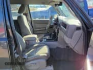 ✅ 2010 Jeep Commander Sport • VIN: 1J4RH4GK9AC147040 • Lot: 53502715. Wystawiony na Copart z przebiegiem 89 213 mil. Bezpłatny archiwum sprzedaży aukcyjnych z USA i szczegółowy raport historii pojazdu na DreamBid. Zdjęcie 5.