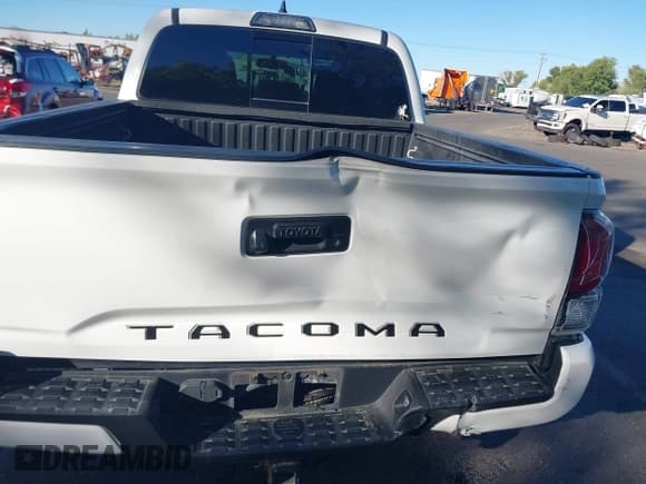 ✅ 2017 Toyota Tacoma TRD Off Road • VIN: 5TFCZ5AN3HX066538 • Lot: 43273796. Listed on IAAI with 107,207 mi. Free auction sales archive from the USA and detailed vehicle history report at DreamBid. Image 17.