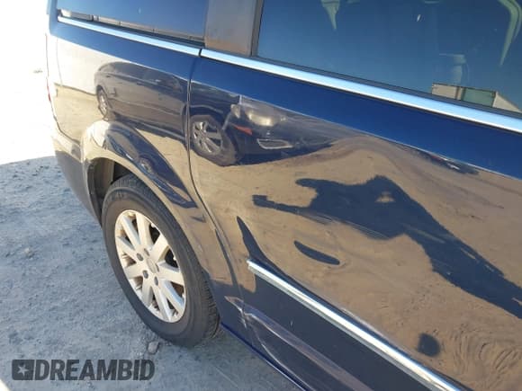 ✅ 2016 Chrysler Town & Country Touring • VIN: 2C4RC1BG5GR294543 • Lot: 43722704. Wystawiony na IAAI z przebiegiem 137 564 mil. Bezpłatny archiwum sprzedaży aukcyjnych z USA i szczegółowy raport historii pojazdu na DreamBid. Zdjęcie 20.