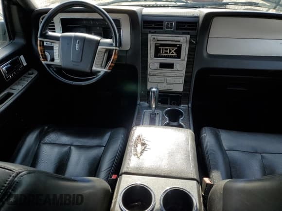 ✅ 2008 Lincoln Navigator • VIN: 5LMFU28558LJ04433 • Lot: 82548915. Wystawiony na Copart z przebiegiem 215 975 mil. Bezpłatny archiwum sprzedaży aukcyjnych z USA i szczegółowy raport historii pojazdu na DreamBid. Zdjęcie 8.