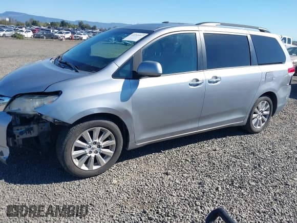 ✅ 2011 Toyota Sienna XLE • VIN: 5TDDK3DC8BS004069 • Lot: 43393957. Wystawiony na IAAI z przebiegiem 208 556 mil. Bezpłatny archiwum sprzedaży aukcyjnych z USA i szczegółowy raport historii pojazdu na DreamBid. Zdjęcie 6.