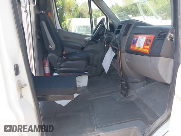 ✅ 2015 Mercedes-Benz Sprinter Cargo EXT • VIN: WD3PE8DB5FP125483 • Lot: 42175247. Wystawiony na IAAI z przebiegiem 507 843 mil. Bezpłatny archiwum sprzedaży aukcyjnych z USA i szczegółowy raport historii pojazdu na DreamBid. Zdjęcie 5.