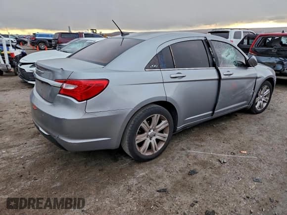 ✅ 2013 Chrysler 200 LX • VIN: 1C3CCBABXDN705708 • Lot: 95627615. Wystawiony na Copart z przebiegiem 167 774 mil. Bezpłatny archiwum sprzedaży aukcyjnych z USA i szczegółowy raport historii pojazdu na DreamBid. Zdjęcie 3.
