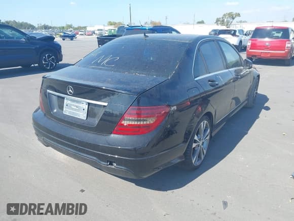 ✅ 2014 Mercedes-Benz C 250 Sport • VIN: WDDGF4HB3ER315328 • Lot: 43755355. Wystawiony na IAAI z przebiegiem 92 130 mil. Bezpłatny archiwum sprzedaży aukcyjnych z USA i szczegółowy raport historii pojazdu na DreamBid. Zdjęcie 4.