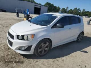 2013 Chevrolet Sonic RS z VIN 1G1JH6SB5D4166861, wystawiony jako Copart lot #80658045 z przebiegiem 122 163 mil mil oraz Szkoda całkowita • Salvage title. Historia ofert i sprzedaży dostępna na DreamBid. Obrazek 1.