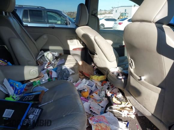 ✅ 2011 Toyota Sienna Limited • VIN: 5TDDK3DC1BS009551 • Lot: 43695139. Listed on IAAI with 215,918 mi. Free auction sales archive from the USA and detailed vehicle history report at DreamBid. Image 8.