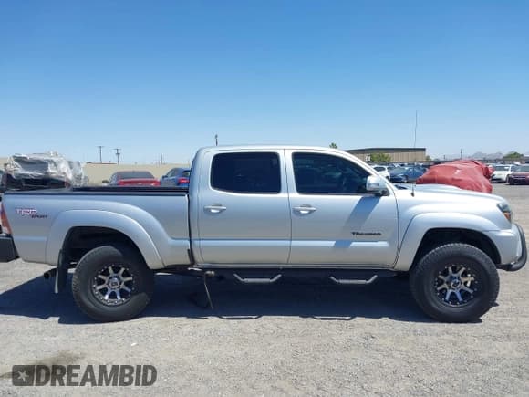 ✅ 2013 Toyota Tacoma • VIN: 3TMMU4FN2DM055326 • Lot: 42560152. Listed on IAAI with 198,406 mi. Free auction sales archive from the USA and detailed vehicle history report at DreamBid. Image 13.