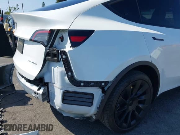 ✅ 2024 Tesla Model Y Long Range • VIN: 7SAYGDEE1RA221731 • Lot: 43335082. Wystawiony na IAAI z przebiegiem 34 025 mil. Bezpłatny archiwum sprzedaży aukcyjnych z USA i szczegółowy raport historii pojazdu na DreamBid. Zdjęcie 20.