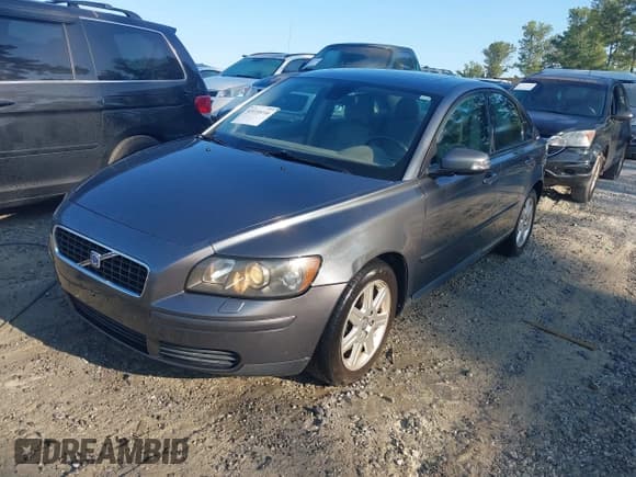 ✅ 2007 Volvo S40 2.4L • VIN: YV1MS382272306323 • Lot: 43110116. Wystawiony na IAAI z przebiegiem 156 009 mil. Bezpłatny archiwum sprzedaży aukcyjnych z USA i szczegółowy raport historii pojazdu na DreamBid. Zdjęcie 2.