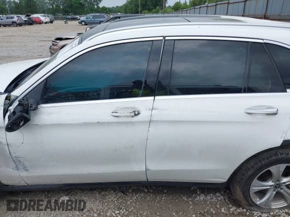 ✅ 2018 Mercedes-Benz GLC 300 • VIN: WDC0G4KB4JV076465 • Lot: 42747017. Wystawiony na IAAI z przebiegiem 103 728 mil. Bezpłatny archiwum sprzedaży aukcyjnych z USA i szczegółowy raport historii pojazdu na DreamBid. Zdjęcie 15.