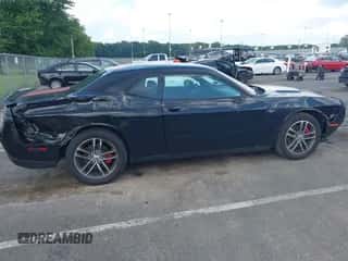 2019 Dodge Challenger SXT z VIN 2C3CDZGG9KH690438, wystawiony jako IAAI lot #42722262 z przebiegiem 63 244 mil mil oraz . Historia ofert i sprzedaży dostępna na DreamBid. Obrazek 6.