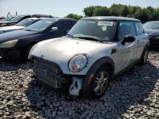 2013 MINI Hardtop with VIN WMWSU3C57DT546947, listed as a Copart auction lot 62088645 with 99,944 mi miles and Salvage title. Bid and sale history available at DreamBid. Image 1.