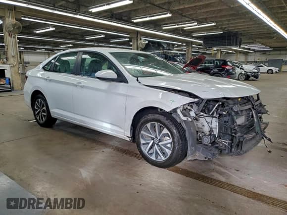 ✅ 2024 Volkswagen Jetta S • VIN: 3VW5M7BU4RM047977 • Lot: 94127835. Wystawiony na Copart z przebiegiem 48 678 mil. Bezpłatny archiwum sprzedaży aukcyjnych z USA i szczegółowy raport historii pojazdu na DreamBid. Zdjęcie 4.