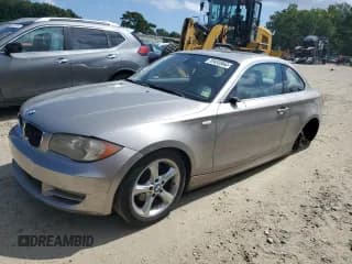 ✅ 2009 BMW 1 Series 128i • VIN: WBAUP73589VK75397 • Лот: 70453864. Опубликован ранее на Copart с пробегом 100 562 миль. Бесплатный доступ к архиву аукционных продаж из США и подробный отчёт об истории автомобиля на DreamBid. Изображение 1.