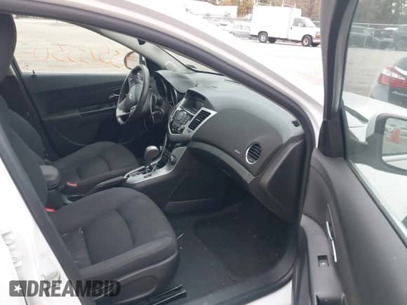 2014 Chevrolet Cruze 1LT z VIN 1G1PC5SB2E7401106, wystawiony jako IAAI lot #43573350 z przebiegiem 108 498 mil mil oraz . Historia ofert i sprzedaży dostępna na DreamBid. Obrazek 5.