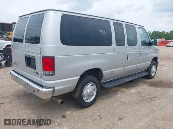 ✅ 2014 Ford Econoline Passenger XL • VIN: 1FBNE3BL4EDA15492 • Lot: 42400143. Wystawiony na IAAI z przebiegiem 91 566 mil. Bezpłatny archiwum sprzedaży aukcyjnych z USA i szczegółowy raport historii pojazdu na DreamBid. Zdjęcie 4.