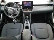 ✅ 2024 Toyota Corolla Cross LE • VIN: 7MUCAAAG7RV096401 • Lot: 85281025. Wystawiony na Copart z przebiegiem 6 640 mil. Bezpłatny archiwum sprzedaży aukcyjnych z USA i szczegółowy raport historii pojazdu na DreamBid. Zdjęcie 8.