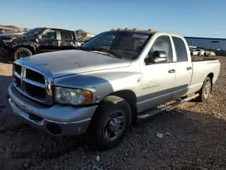 2005 Dodge 3500 SLT z VIN 3D7LR38CX5G757046, wystawiony jako Copart lot #41988005 z przebiegiem 240 092 mil mil oraz Szkoda całkowita • Salvage title. Historia ofert i sprzedaży dostępna na DreamBid. Obrazek 1.