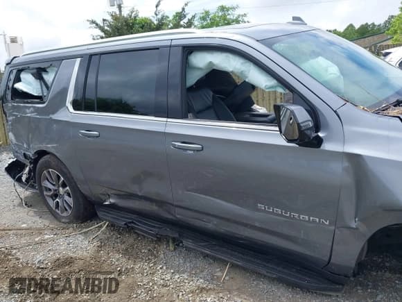 ✅ 2022 Chevrolet Suburban LT • VIN: 1GNSKCKT0NR296269 • Lot: 42190603. Listed on IAAI with 61,874 mi. Free auction sales archive from the USA and detailed vehicle history report at DreamBid. Image 18.