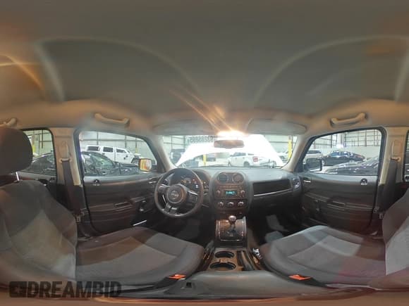 ✅ 2016 Jeep Patriot Sport • VIN: 1C4NJRBB5GD608783 • Lot: 93285895. Wystawiony na Copart z przebiegiem 158 012 mil. Bezpłatny archiwum sprzedaży aukcyjnych z USA i szczegółowy raport historii pojazdu na DreamBid. Zdjęcie 15.