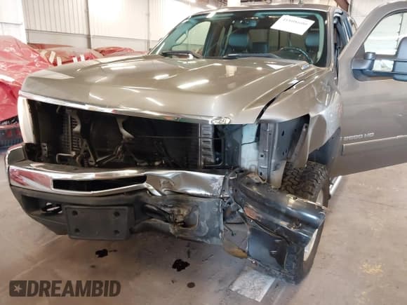 ✅ 2008 Chevrolet Silverado 2500HD 1LT • VIN: 1GCHK29698E176379 • Lot: 41808600. Wystawiony na IAAI z przebiegiem 182 610 mil. Bezpłatny archiwum sprzedaży aukcyjnych z USA i szczegółowy raport historii pojazdu na DreamBid. Zdjęcie 6.