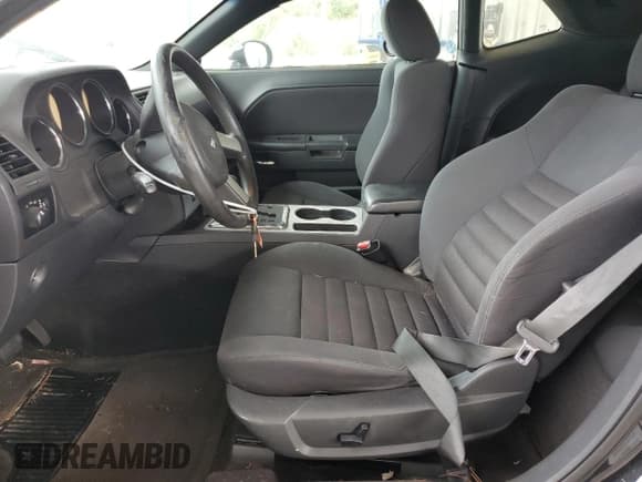 ✅ 2010 Dodge Challenger SE • VIN: 2B3CJ4DV8AH225045 • Lot: 85713465. Wystawiony na Copart z przebiegiem 144 323 mil. Bezpłatny archiwum sprzedaży aukcyjnych z USA i szczegółowy raport historii pojazdu na DreamBid. Zdjęcie 7.