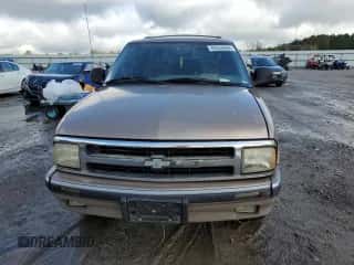 1996 Chevrolet Blazer with VIN 1GNCS13W5T2144687, listed as a Copart auction lot 80036084 with 196,930 mi miles and Salvage title. Bid and sale history available at DreamBid. Image 5.