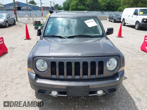 ✅ 2017 Jeep Patriot High Altitude • VIN: 1C4NJPFA0HD166230 • Lot: 42587685. Wystawiony na IAAI z przebiegiem 101 919 mil. Bezpłatny archiwum sprzedaży aukcyjnych z USA i szczegółowy raport historii pojazdu na DreamBid. Zdjęcie 12.