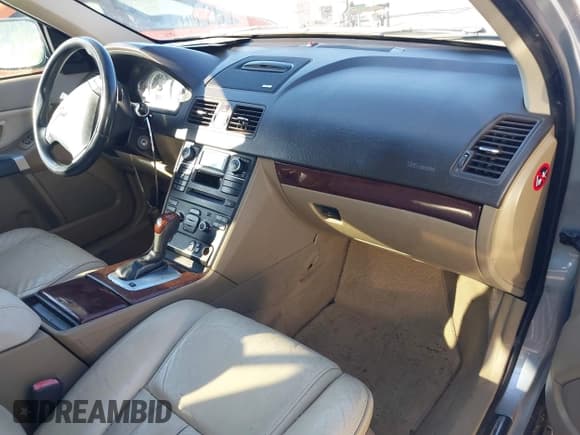 ✅ 2013 Volvo XC90 Premier Plus • VIN: YV4952CZ1D1636275 • Lot: 42036053. Listed on IAAI with 154,815 mi. Free auction sales archive from the USA and detailed vehicle history report at DreamBid. Image 5.