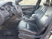 ✅ 2017 Chrysler 300 S • VIN: 2C3CCAGGXHH553263 • Lot: 90668805. Wystawiony na Copart z przebiegiem 93 985 mil. Bezpłatny archiwum sprzedaży aukcyjnych z USA i szczegółowy raport historii pojazdu na DreamBid. Zdjęcie 7.