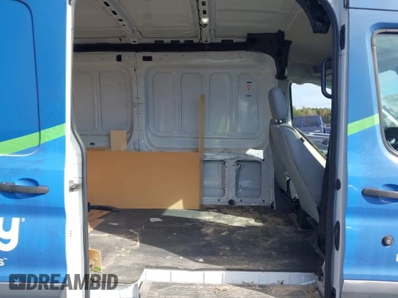 ✅ 2017 Ford Transit Cargo • VIN: 1FTYE1CM0HKB30756 • Lot: 43360546. Wystawiony na IAAI z przebiegiem 196 674 mil. Bezpłatny archiwum sprzedaży aukcyjnych z USA i szczegółowy raport historii pojazdu na DreamBid. Zdjęcie 8.