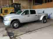 2006 Dodge 3500 SLT z VIN 3D7MX49C76G285307, wystawiony jako Copart lot #62428695 z przebiegiem 104 413 mil mil oraz Czysty tytuł • Clean title. Historia ofert i sprzedaży dostępna na DreamBid. Obrazek 1.