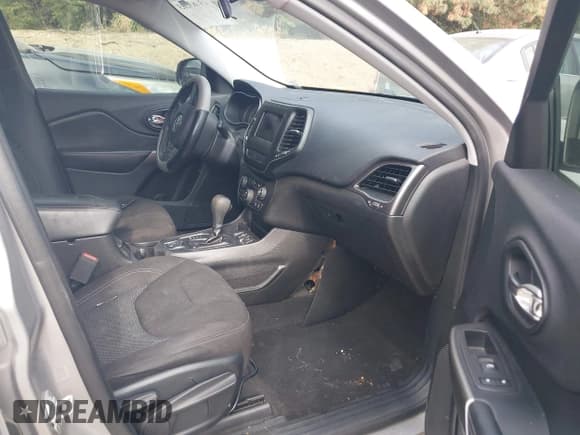 ✅ 2019 Jeep Cherokee Latitude • VIN: 1C4PJLCB7KD284961 • Lot: 43463203. Wystawiony na IAAI z przebiegiem 196 381 mil. Bezpłatny archiwum sprzedaży aukcyjnych z USA i szczegółowy raport historii pojazdu na DreamBid. Zdjęcie 5.