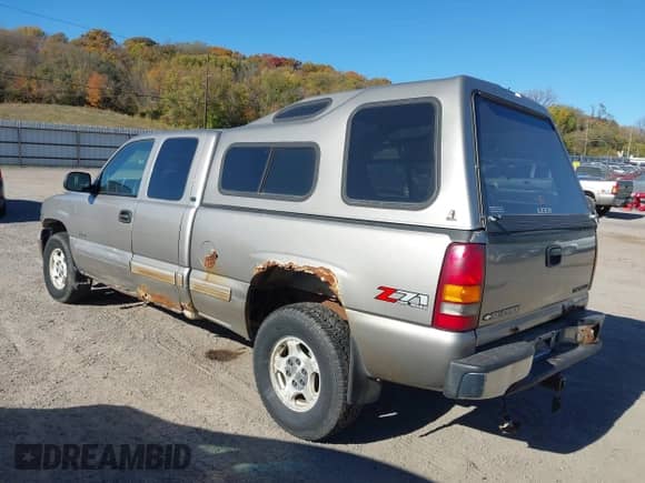 ✅ 2001 Chevrolet Silverado 1500 LS • VIN: 2GCEK19TX11120011 • Lot: 43585666. Wystawiony na IAAI z przebiegiem 249 637 mil mil. Skorzystaj z bezpłatnego archiwum sprzedaży aukcyjnych z USA i zobacz szczegółowy raport historii pojazdu na DreamBid. Zdjęcie 3.