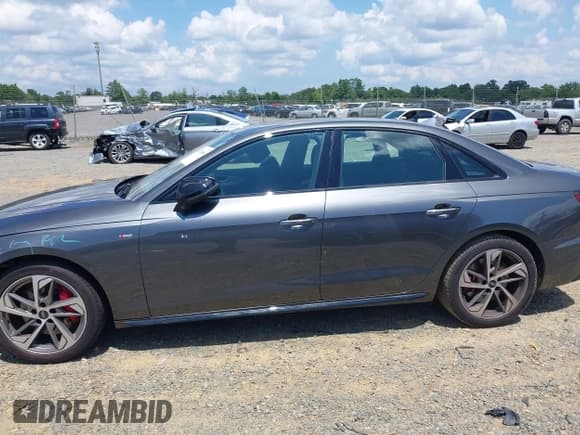 ✅ 2022 Audi A4 S line Premium Plus • VIN: WAUEAAF45NN005088 • Лот: 42746961. Опубликован ранее на IAAI с пробегом 41 876 миль. Бесплатный доступ к архиву аукционных продаж из США и подробный отчёт об истории автомобиля на DreamBid. Изображение 14.