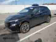 2023 Hyundai Kona SE z VIN KM8K23AG3PU166172, wystawiony jako Copart lot #43836833 z przebiegiem 5 169 mil mil oraz . Historia ofert i sprzedaży dostępna na DreamBid. Obrazek 1.