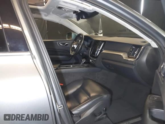 ✅ 2019 Volvo XC60 Momentum • VIN: LYVA22RK4KB229432 • Lot: 42419336. Wystawiony na IAAI z przebiegiem 67 179 mil. Bezpłatny archiwum sprzedaży aukcyjnych z USA i szczegółowy raport historii pojazdu na DreamBid. Zdjęcie 5.