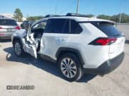 ✅ 2025 Toyota RAV4 XLE Premium • VIN: 2T3A1RFV7SW513415 • Lot: 43450751. Wystawiony na IAAI z przebiegiem 7 701 mil. Bezpłatny archiwum sprzedaży aukcyjnych z USA i szczegółowy raport historii pojazdu na DreamBid. Zdjęcie 3.