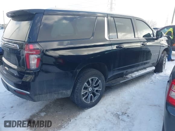 ✅ 2021 Chevrolet Suburban LT • VIN: 1GNSKCKD3MR266318 • Lot: 41333545. Wystawiony na IAAI z przebiegiem 125 032 mil. Bezpłatny archiwum sprzedaży aukcyjnych z USA i szczegółowy raport historii pojazdu na DreamBid. Zdjęcie 4.