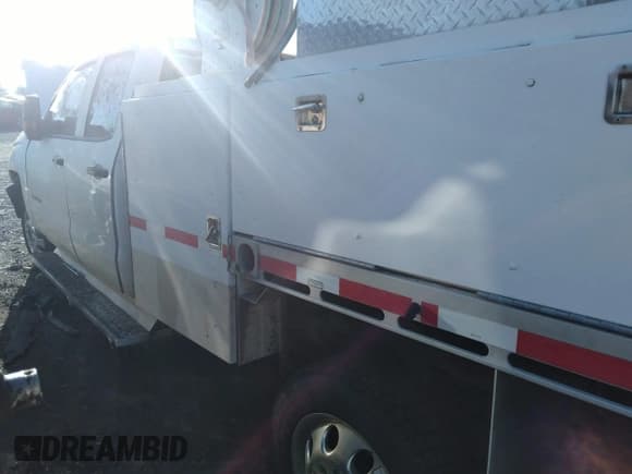 ✅ 2018 Chevrolet Silverado 3500HD • VIN: 1GB2KYEG6JZ217027 • Lot: 38040731. Wystawiony na IAAI z przebiegiem Nie podano. Bezpłatny archiwum sprzedaży aukcyjnych z USA i szczegółowy raport historii pojazdu na DreamBid. Zdjęcie 15.