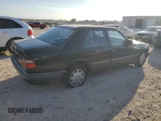 ✅ 1994 Mercedes-Benz 400 E • VIN: WDBEA34E8RC032408 • Лот: 43827975. Опубликован ранее на Copart с пробегом 122 130 миль. Бесплатный доступ к архиву аукционных продаж из США и подробный отчёт об истории автомобиля на DreamBid. Изображение 3.