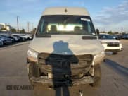 ✅ 2019 Mercedes-Benz Sprinter Cargo • VIN: WD4PF0CD6KP052986 • Lot: 93254625. Wystawiony na Copart z przebiegiem 80 896 mil. Bezpłatny archiwum sprzedaży aukcyjnych z USA i szczegółowy raport historii pojazdu na DreamBid. Zdjęcie 5.