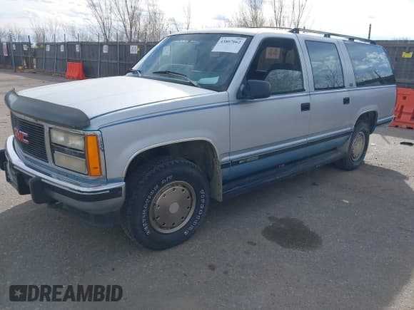 ✅ 1993 GMC Suburban • VIN: 1GKFK16K4PJ740727 • Lot: 43807062. Listed on IAAI with 207,410 mi. Free auction sales archive from the USA and detailed vehicle history report at DreamBid. Image 2.