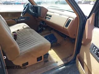 ✅ 1990 Chevrolet Silverado 2500 • VIN: 2GCFK29K6L1205545 • Lot: 42138999. Wystawiony na IAAI z przebiegiem 160 144 mil. Bezpłatny archiwum sprzedaży aukcyjnych z USA i szczegółowy raport historii pojazdu na DreamBid. Zdjęcie 5.