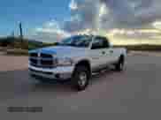 2005 Dodge 3500 SLT z VIN 3D7LS38C65G802973, wystawiony jako Copart lot #82492764 z przebiegiem 235 534 mil mil oraz Czysty tytuł • Clean title. Historia ofert i sprzedaży dostępna na DreamBid. Obrazek 2.